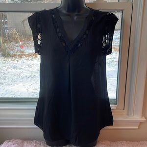 Daniel Rainn black V-neck shell. Size small